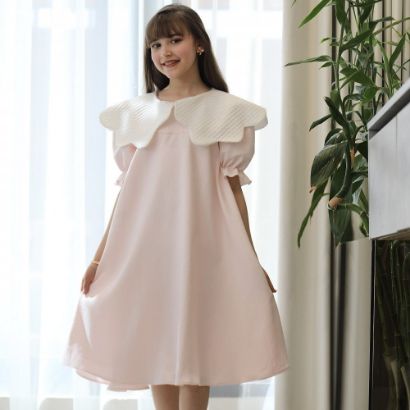 صورة فستان بناتي مشجر ورود بتصميم خصر مفتوح ودلعة بيضاء - 1200